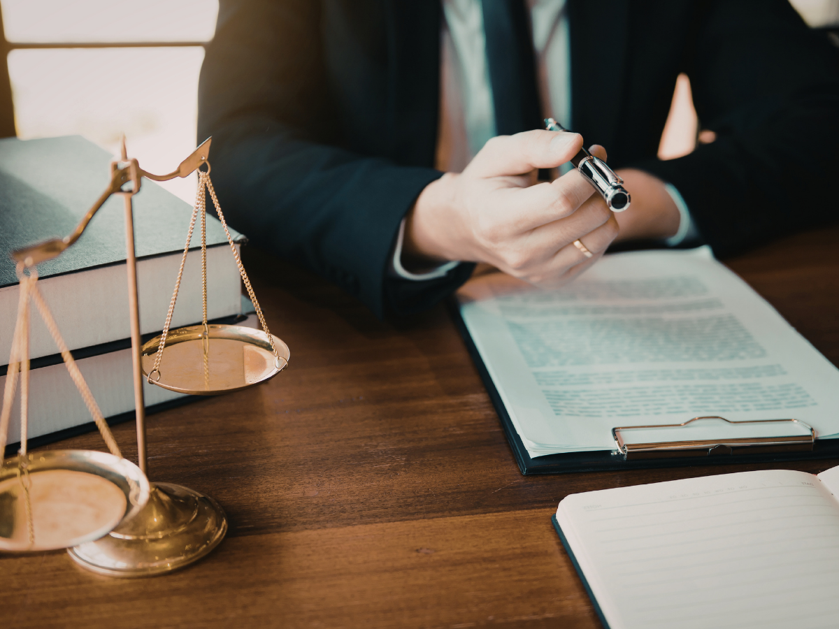 Abogado revisando documentación contractual en procedimiento de ejecución hipotecaria