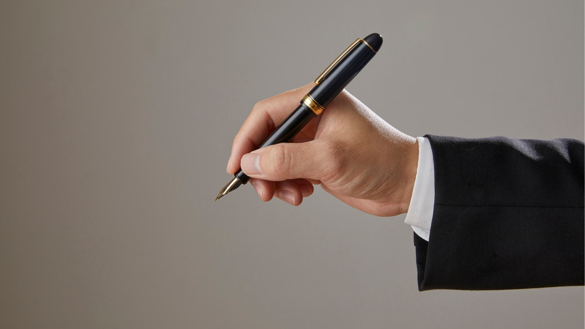 Firma y revisión de documentación en procedimientos de ejecución hipotecaria y conflictos bancarios