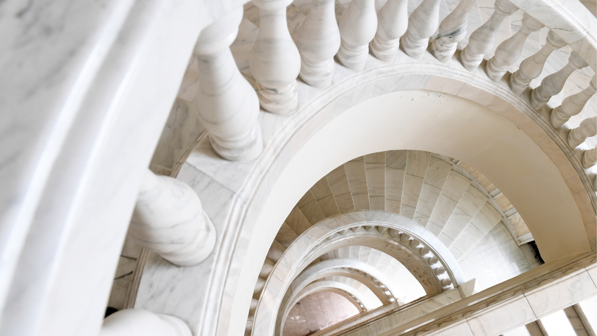Fachada de juzgado con columnas de mármol representando el ámbito del derecho penal