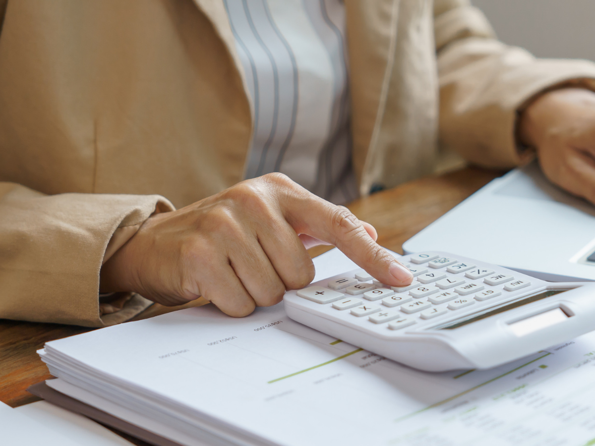 Abogado analizando documentación económica para reclamación de cantidad en derecho civil