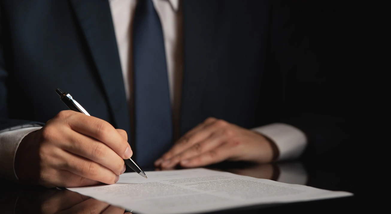 Documento testamentario en proceso de revisión jurídica