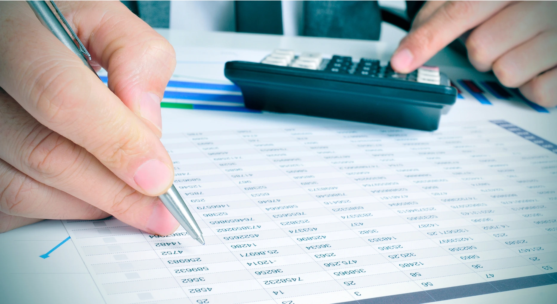 Documentación contable y fiscal de empresa revisada por asesor fiscal