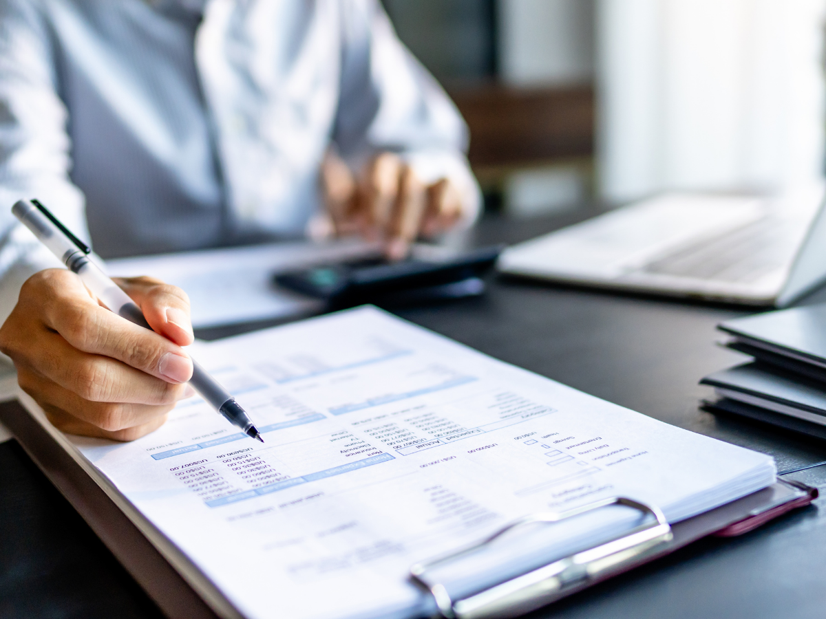Abogado revisando documentación para reclamación de cantidad por incumplimiento contractual