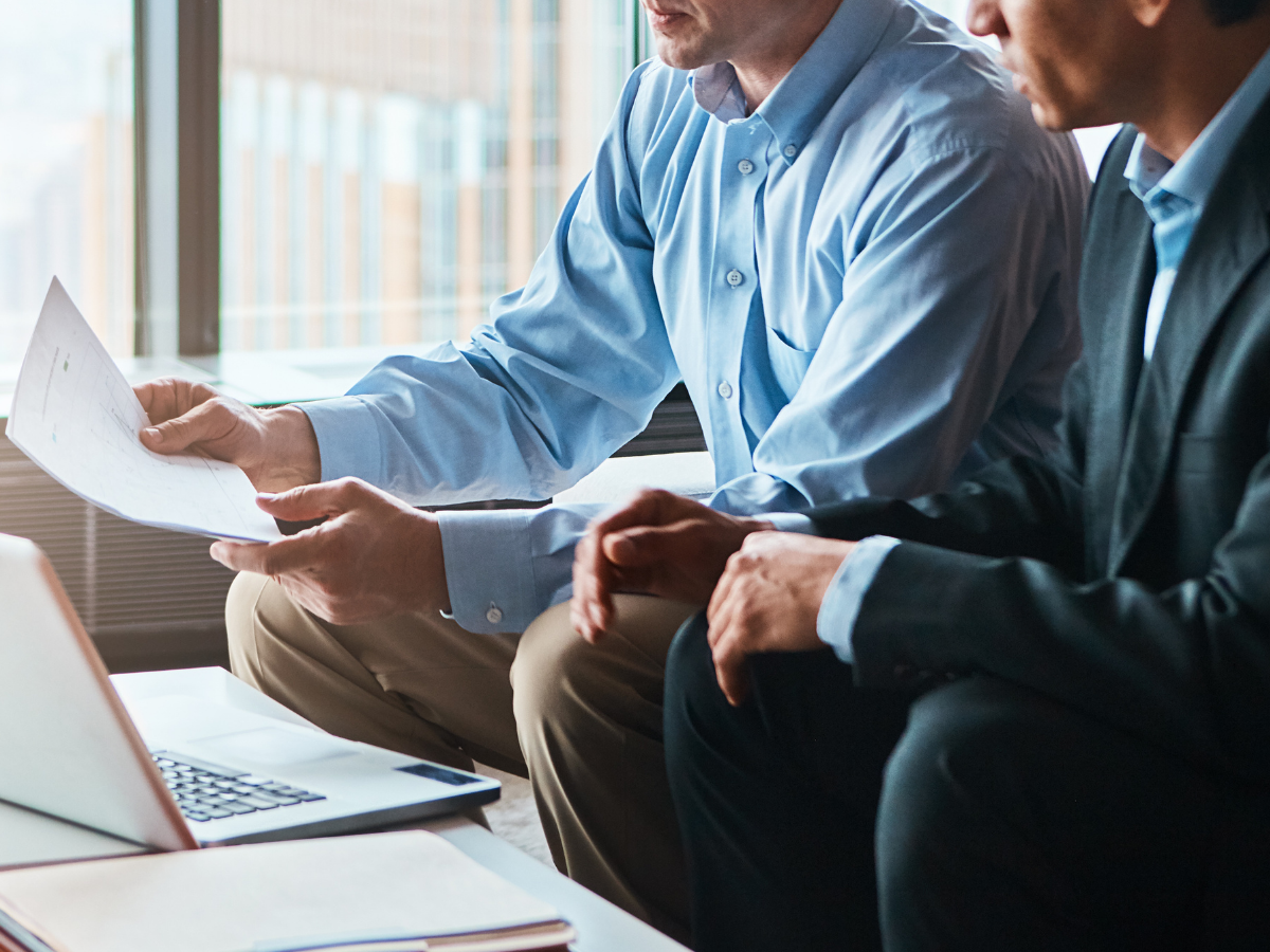 Abogados analizando documentación para reclamación de indemnización por responsabilidad civil