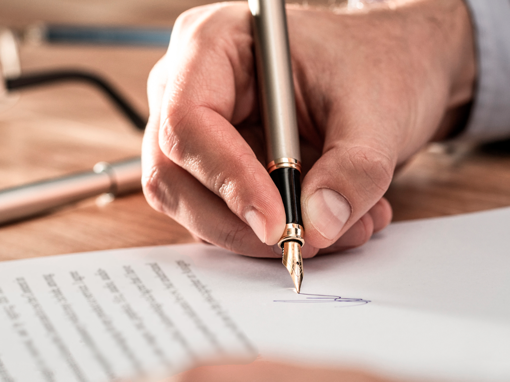 Firma de documento sucesorio en proceso de asesoramiento en herencias y conflictos hereditarios